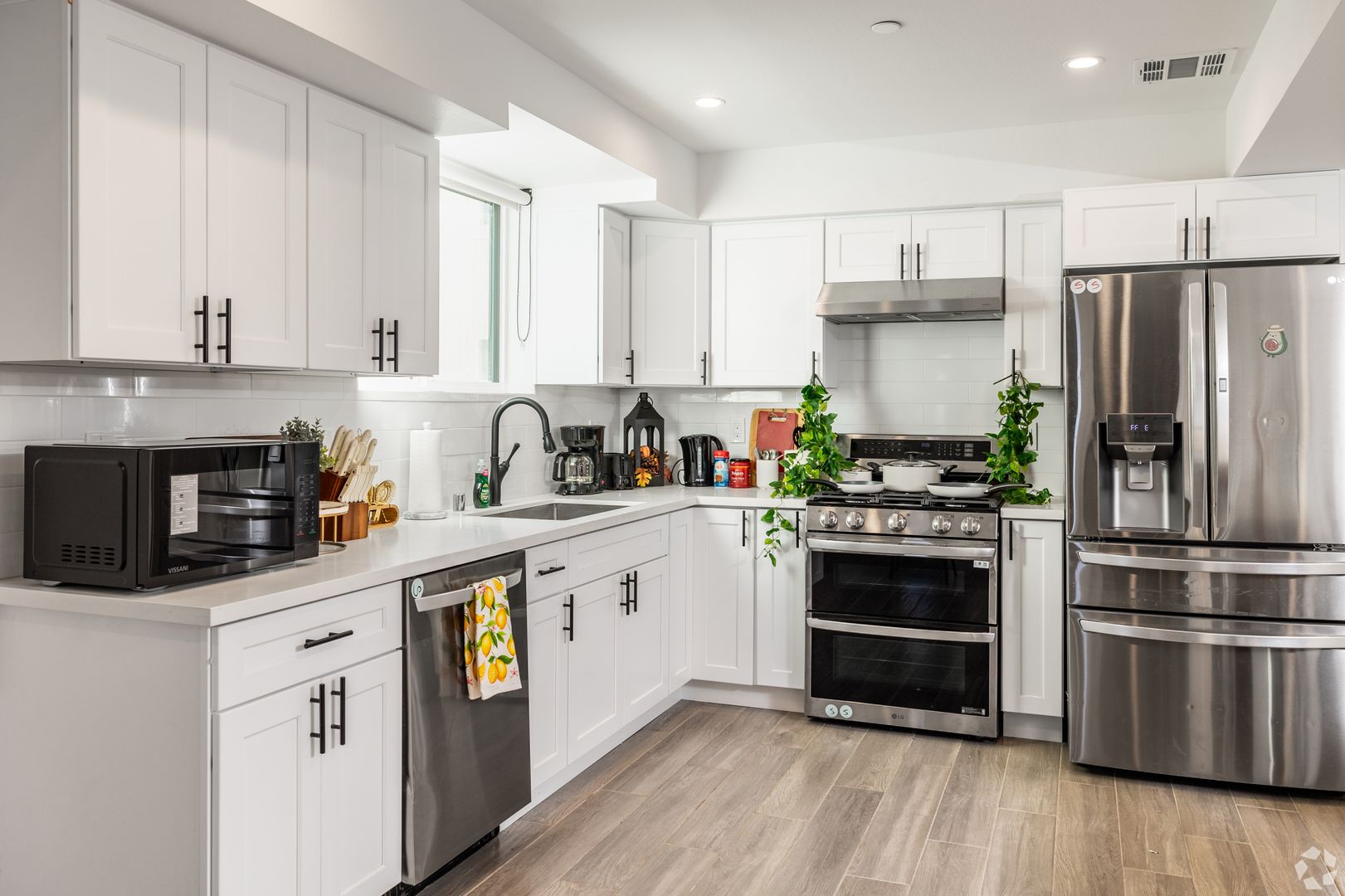 Los Angeles Apartment: 3437 South Catalina Street