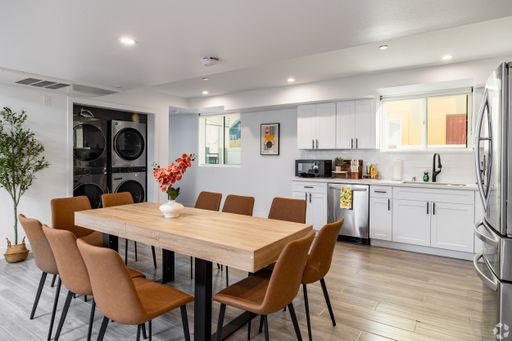 Private Room at 1186 W 37th Pl (10B10B) – photo 1