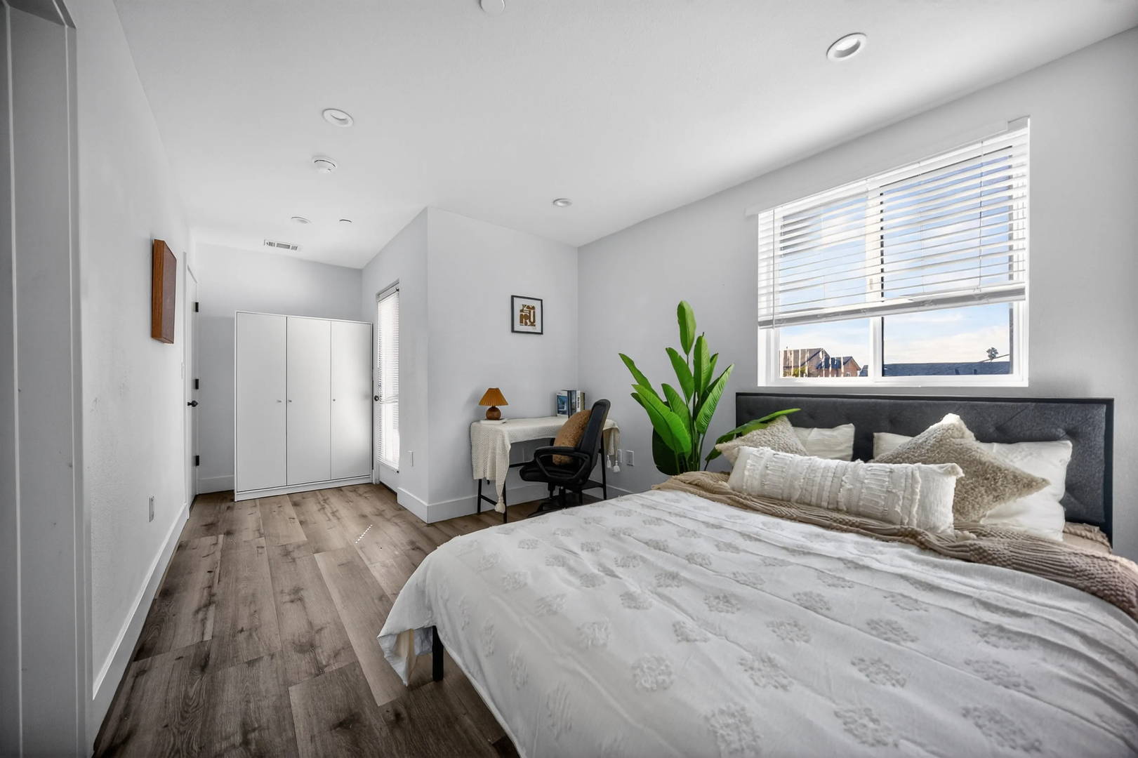 Los Angeles Apartment: 1530 West 37th Street