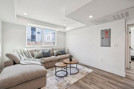 1346 W 35th St Whole unit 4B4B – photo 1