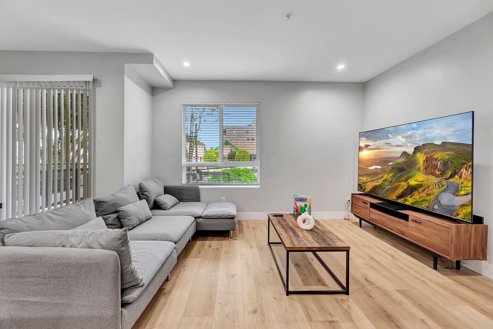 Los Angeles Apartment: 546 North Harvard Boulevard