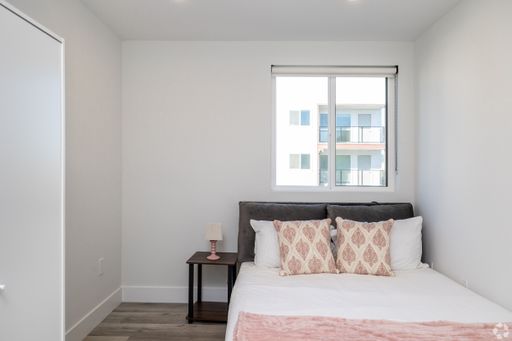 3507 S Budlong Ave- Rent by room – photo 1