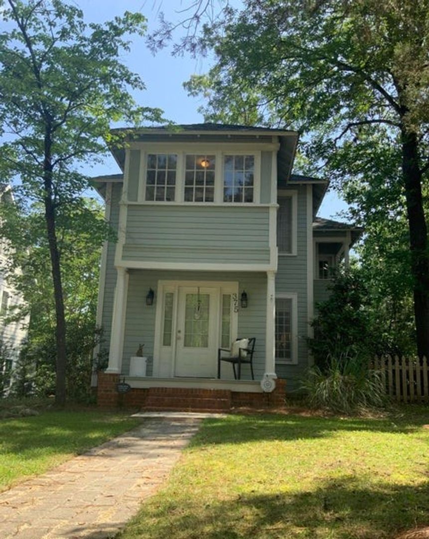 Southern Pines House: 375 E Maine Ave