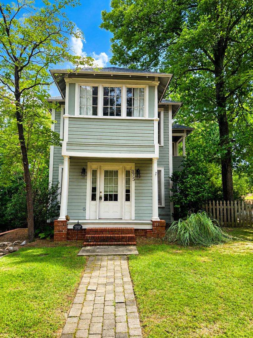 Southern Pines House: 375 E Maine Ave