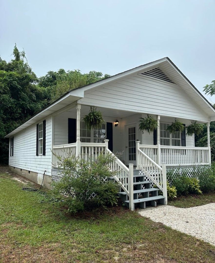 Southern Pines House: 575 N Bennett St