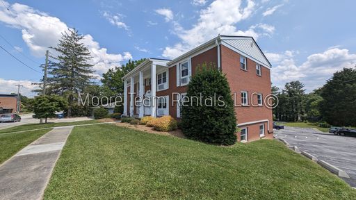 1st Mo Rent Free! Renovated - 2/1 Apt - 2 Blocks to Main St – photo 1
