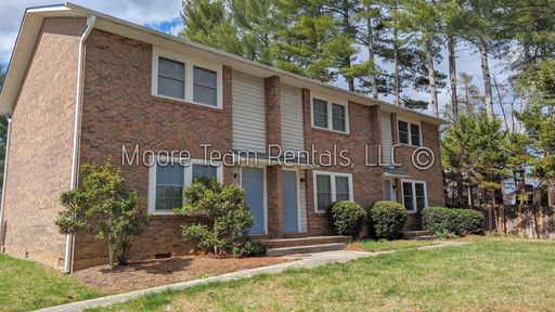 2 Bed / 1.5 Bath Apt w/ Big Yard – photo 1