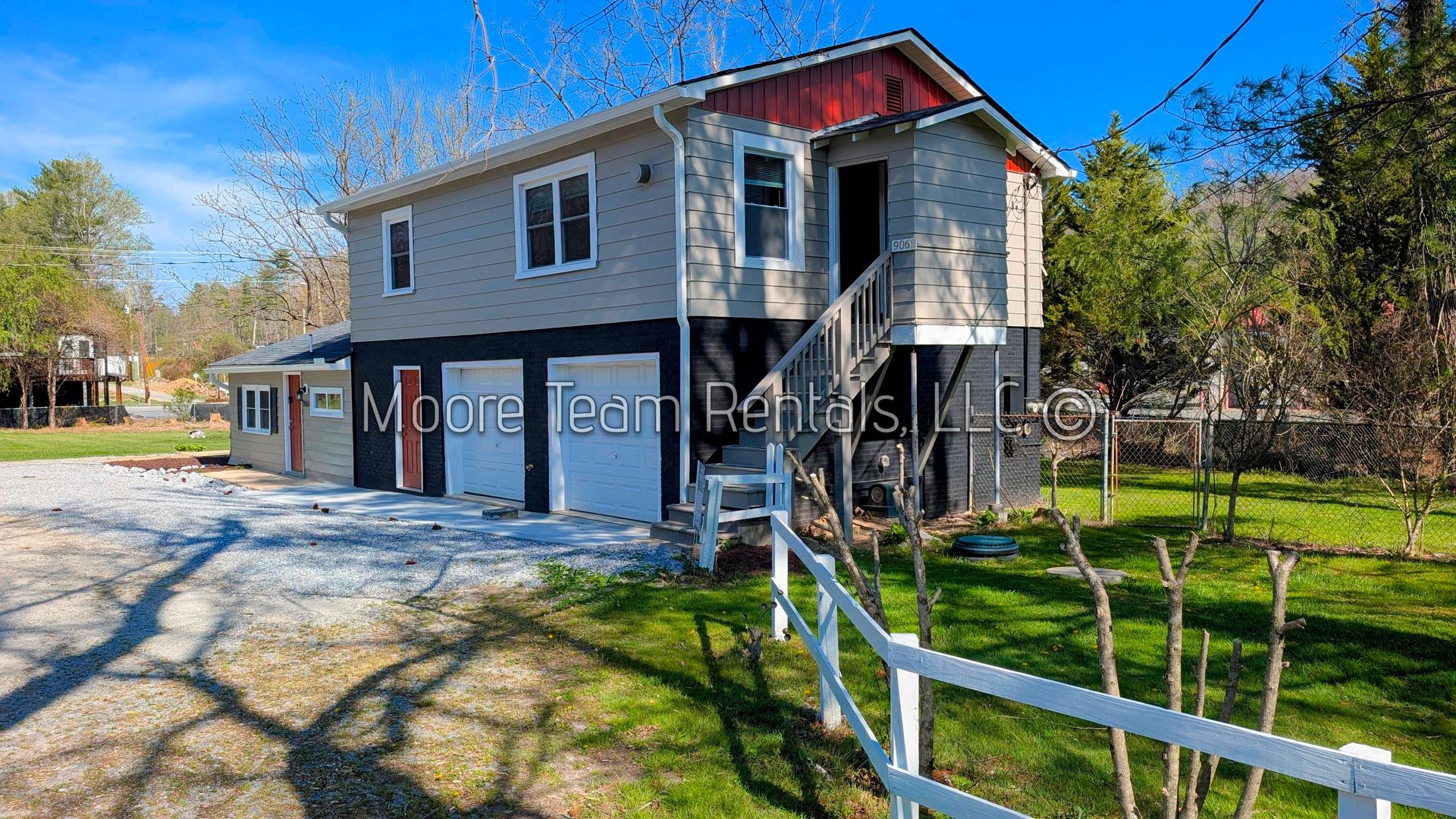 Hendersonville Apartment: 906 White Pine Dr