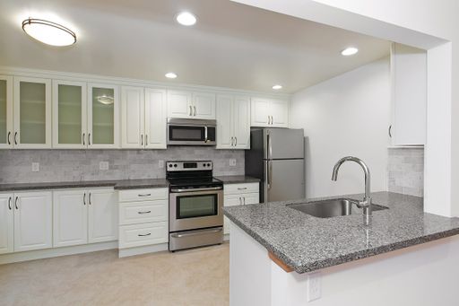 Stunning SPACIOUS 2 Bedroom apartment available for rent in a well-maintained Mid Century Queen Anne building with a private balcony – photo 1