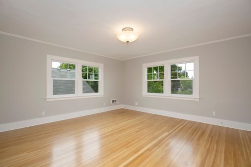 TOP FLOOR Cozy and Charming Queen Anne Apartment in Excellent Location on Top of the Hill – photo 1