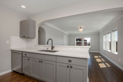 SPACIOUS Charming Queen Anne 1930's Brick Apartment in PRIME Queen Anne Location – photo 1
