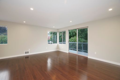 Spacious 3-Bedroom / 1.5-Bath Triplex Apartment with Vintage Charm & Modern Upgrades in Prime Queen Anne Location – photo 1