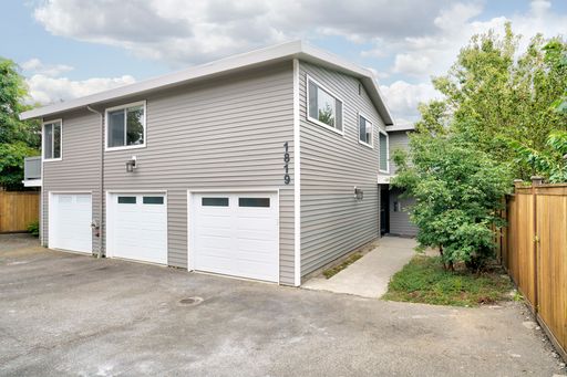 Prime Queen Anne Garage Space Available – Storage or Parking! – photo 1