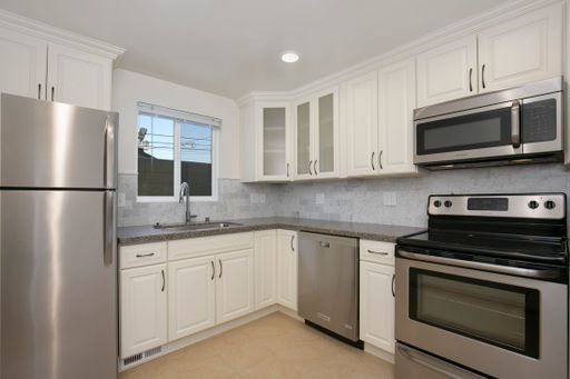 Spacious 2 Bedroom 2 Bath Unit With A/C in Prime Top of Queen Anne Hill Location – photo 1