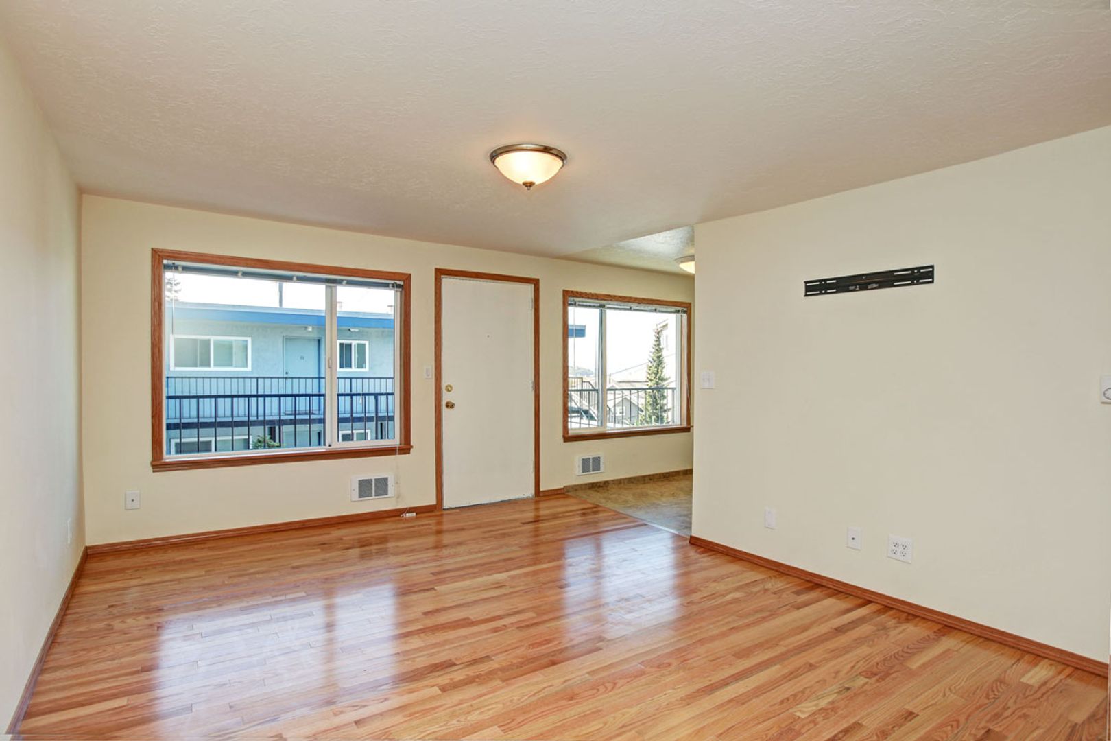 Seattle Apartment: 1020 5th Ave N