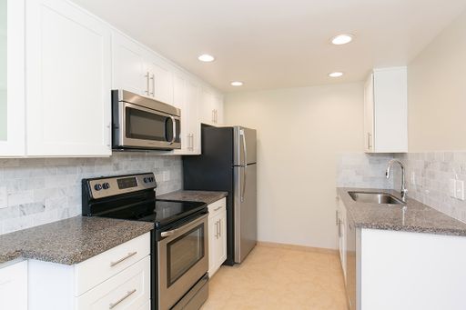 Stunning and Spacious 1-Bedroom apartment in Prime Queen Anne location with a private balcony – photo 1