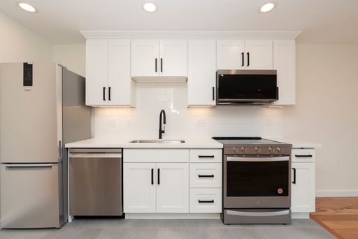 Brand New Remodel Spacious 3BR/2BA Residence with High Ceilings + A/C in Heart of Fremont – photo 1