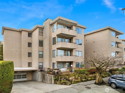 Spacious 1BR/1BA Second-Floor Oasis with Private Deck in Heart of Ballard – photo 1