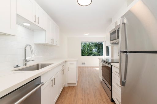 Spacious 2BR/2BA Third-Floor with Private Deck in Heart of Ballard – photo 1
