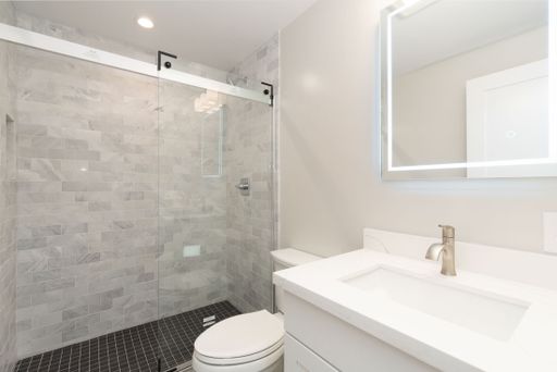 ✨ New Remodel! Stylish 2 Bed / 1 Bath Ground-Floor Apartment in Prime Queen Anne ✨ – photo 1