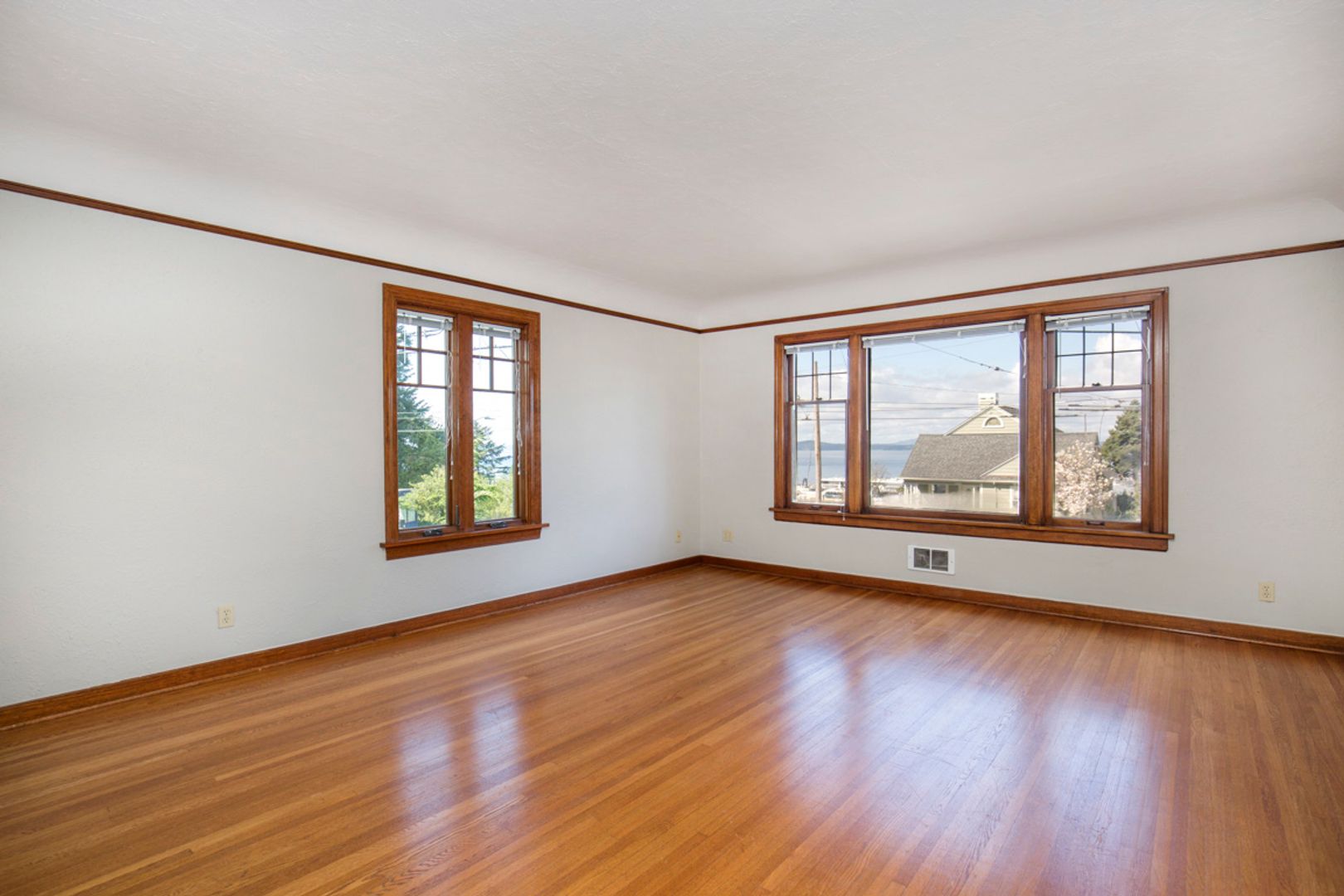 Seattle Apartment: 1404 10th Ave W