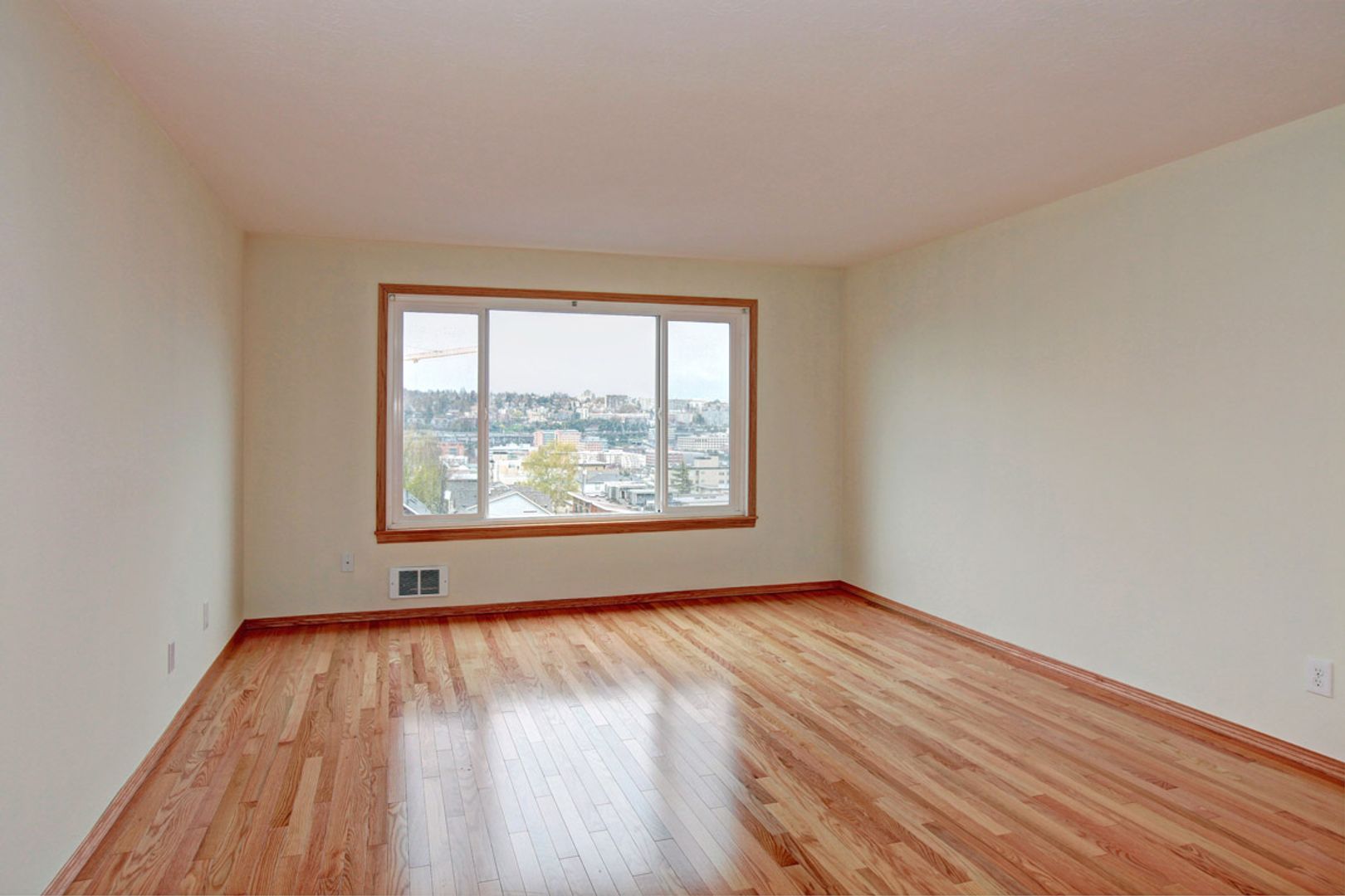 Seattle Apartment: 1020 5th Ave N