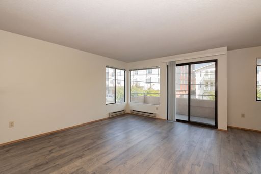 Spacious 1BR/1BA Second-Floor Oasis with Private Deck in Heart of Ballard – photo 1
