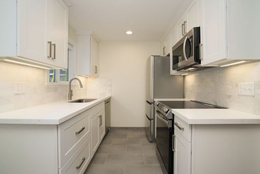 Top-Floor Mid-Century Classic in Prime Ballard | Fully Remodeled in 2024 Remodel with A/C – photo 1