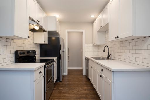 SPACIOUS Charming Queen Anne 1930's Brick Apartment in PRIME Queen Anne Location – photo 1