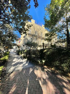Charming 1 Bedroom, 1 Bathroom Courtyard Apartment in Downtown Savannah – photo 1