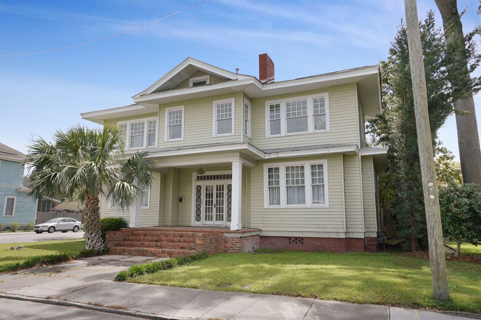 537 Maupas Ave