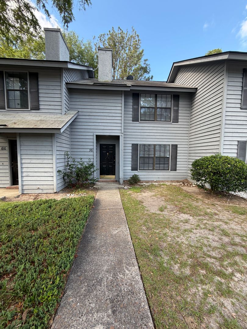 98 Hidden Lakes Ct, Wilshire Estates/Savannah Mall/Tranquilla Woods — house for rent in Savannah, GA