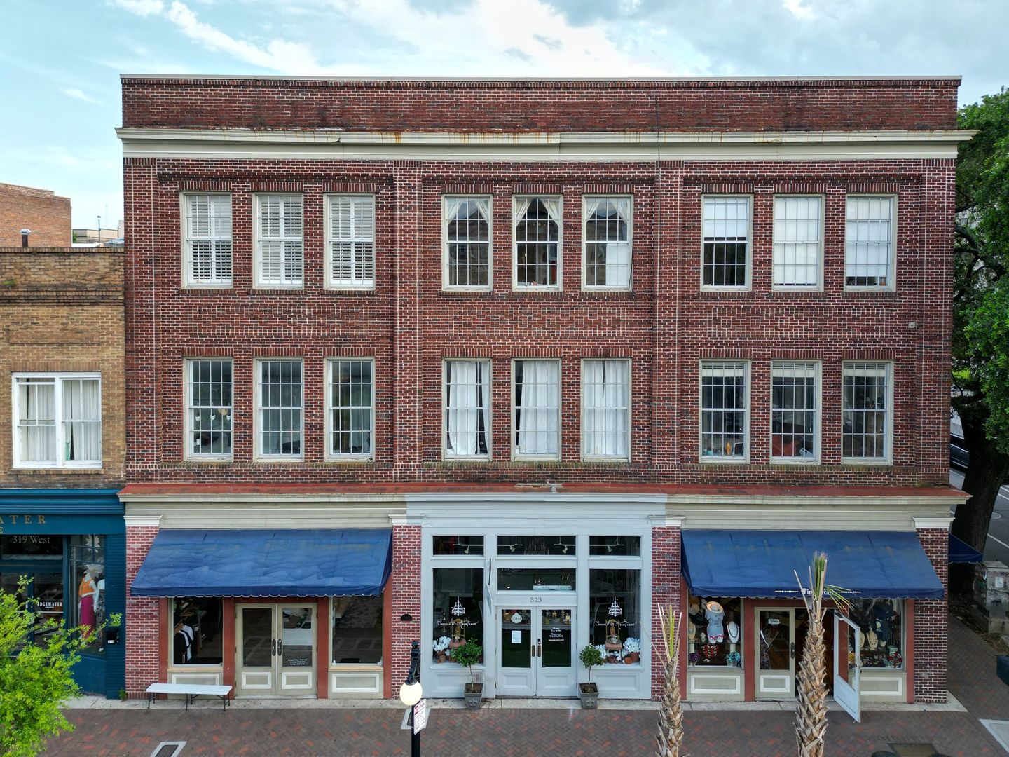 321 W Broughton St