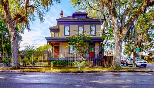 Charming renovated 2 bedroom 1 bathroom with off street parking – photo 1