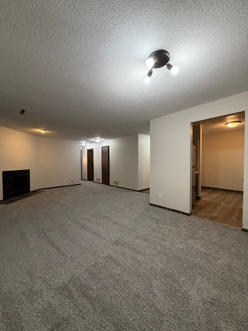 Rock Island Apartment: 3401 Blackhawk Rd