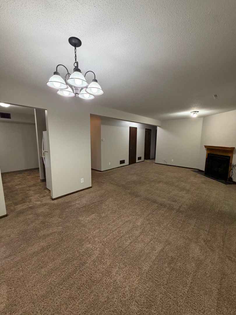 Rock Island Apartment: 3401 Blackhawk Rd