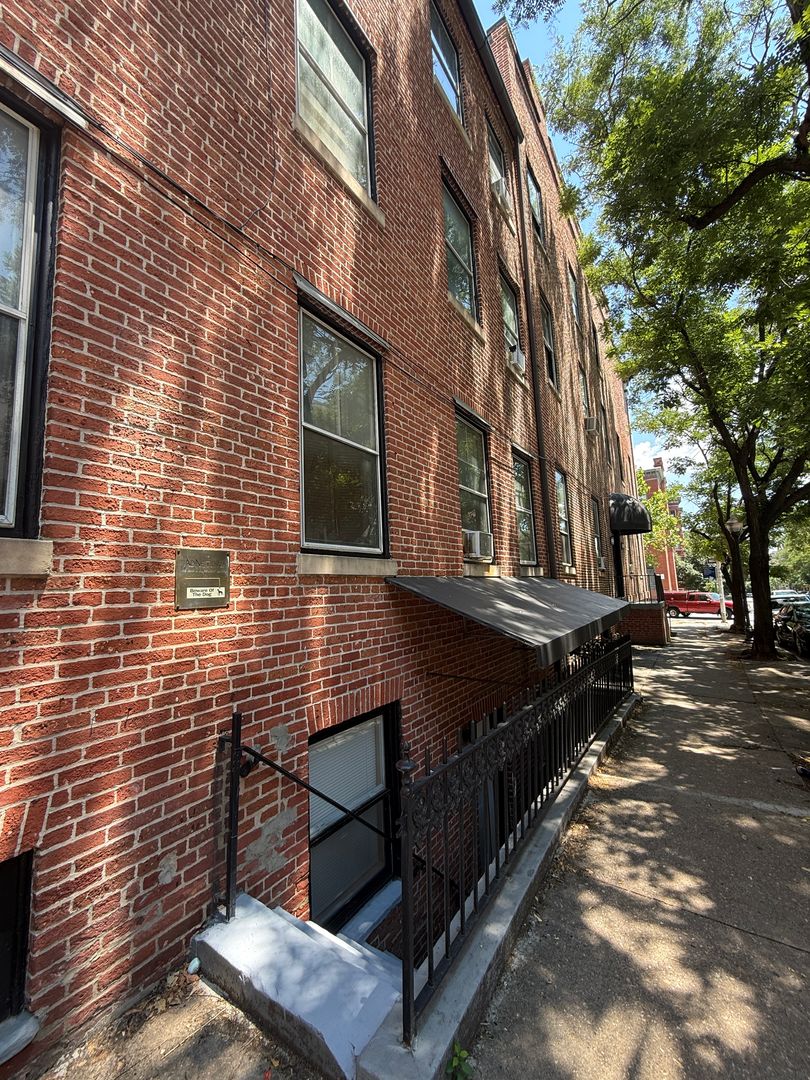 Baltimore Apartment: 20 E Read St