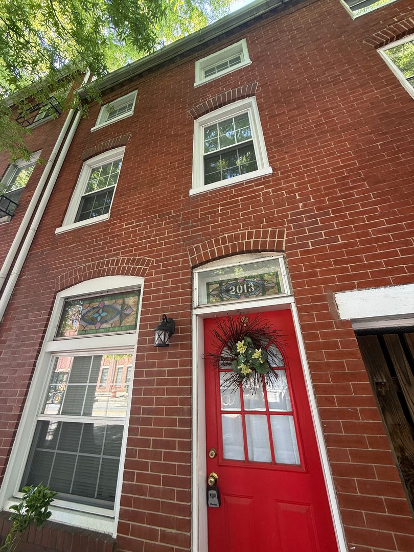 Baltimore House: 2013 Fleet St