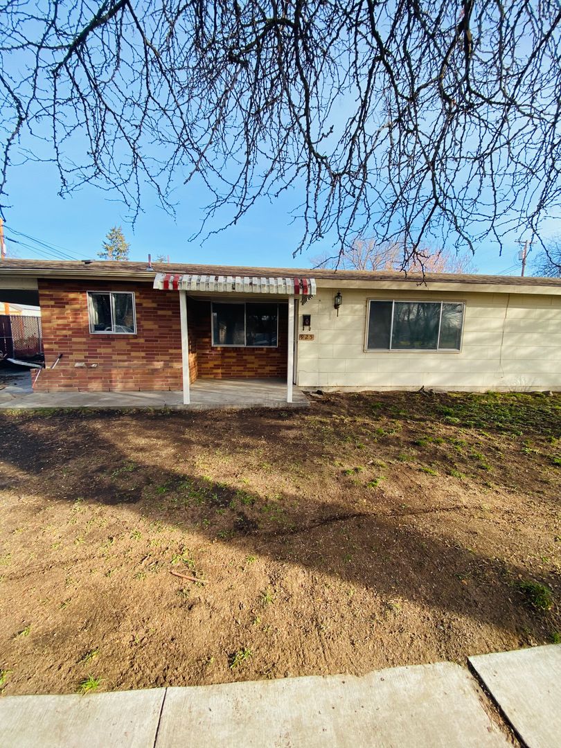 Klamath Falls Apartment: 925/931 Mitchell