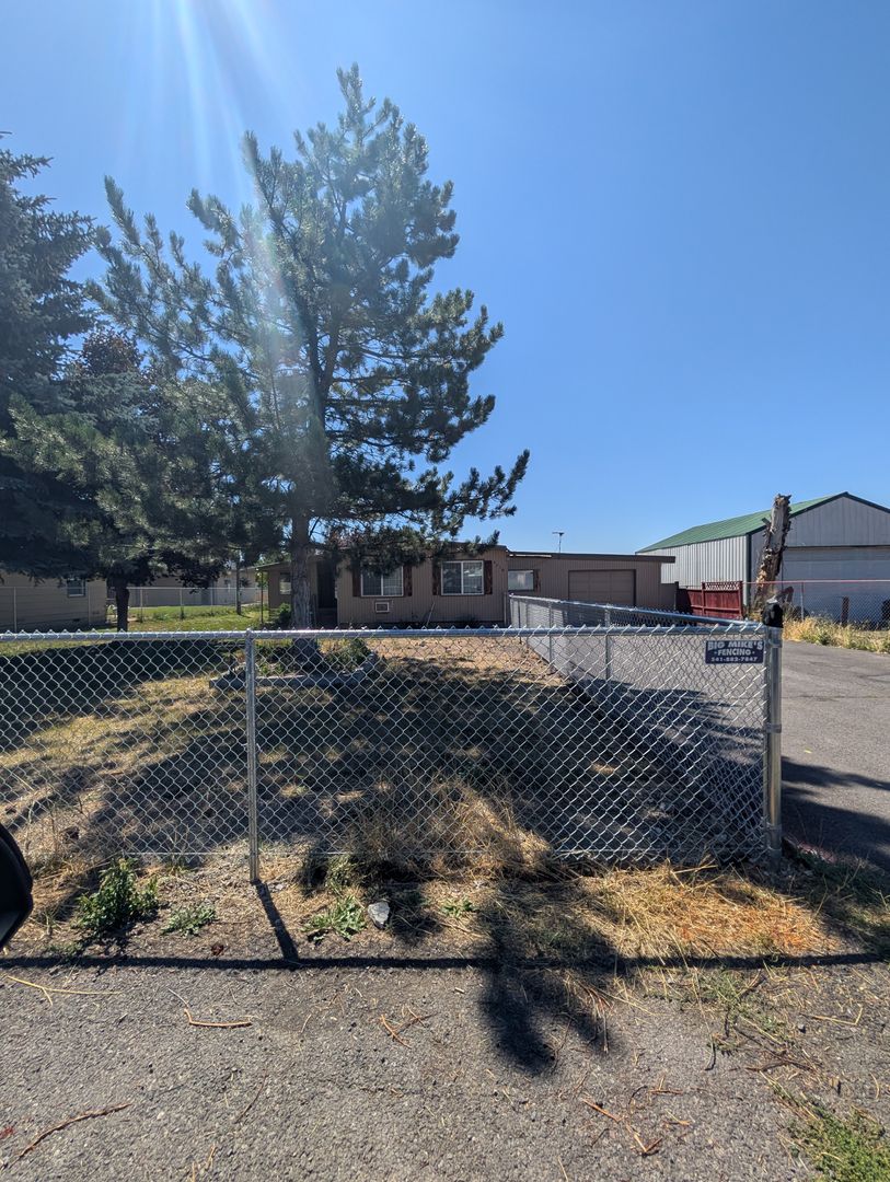 Klamath Falls House: 4016 Mack Ave
