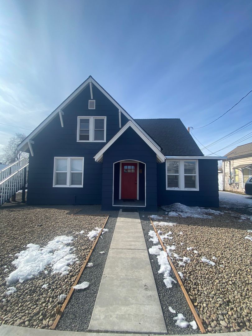 Klamath Falls Apartment: 248 Broad St