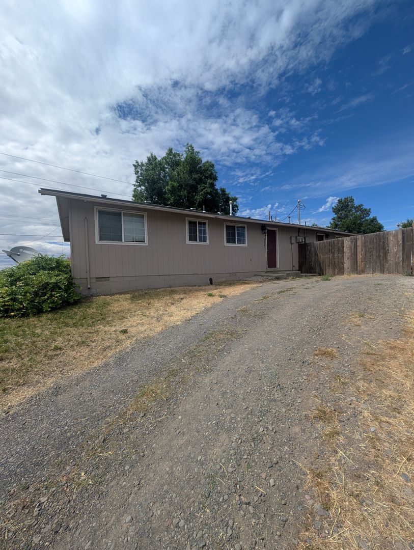 Klamath Falls Apartment: 3839-3843 Anderson Ave