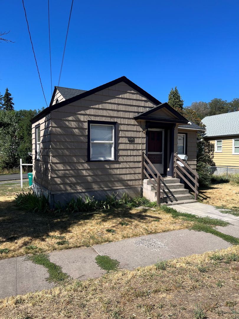 Klamath Falls Apartment: 1826 Oregon Ave