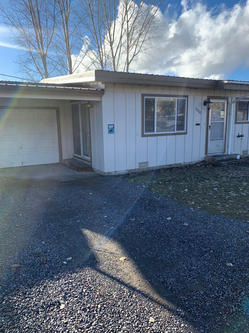 Klamath Falls Apartment: 2490 Nile
