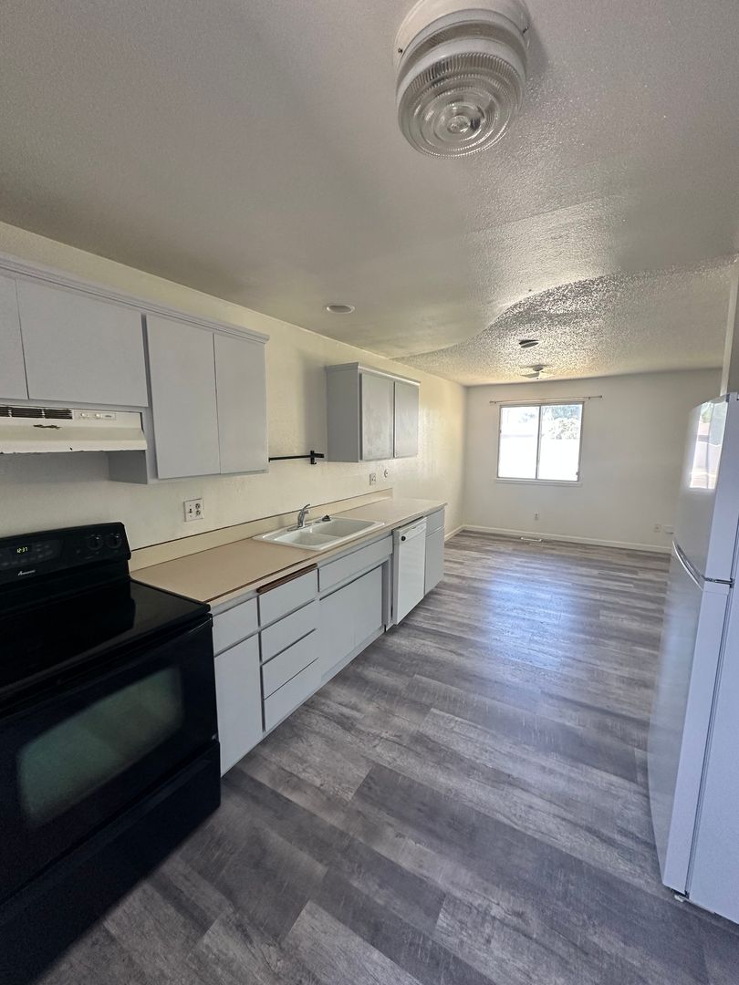 Klamath Falls Apartment: 801-811 Washburn Way