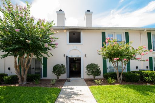 Elegant Ground Floor Condo with Garage in Beautiful Windsor Pointe! – photo 1