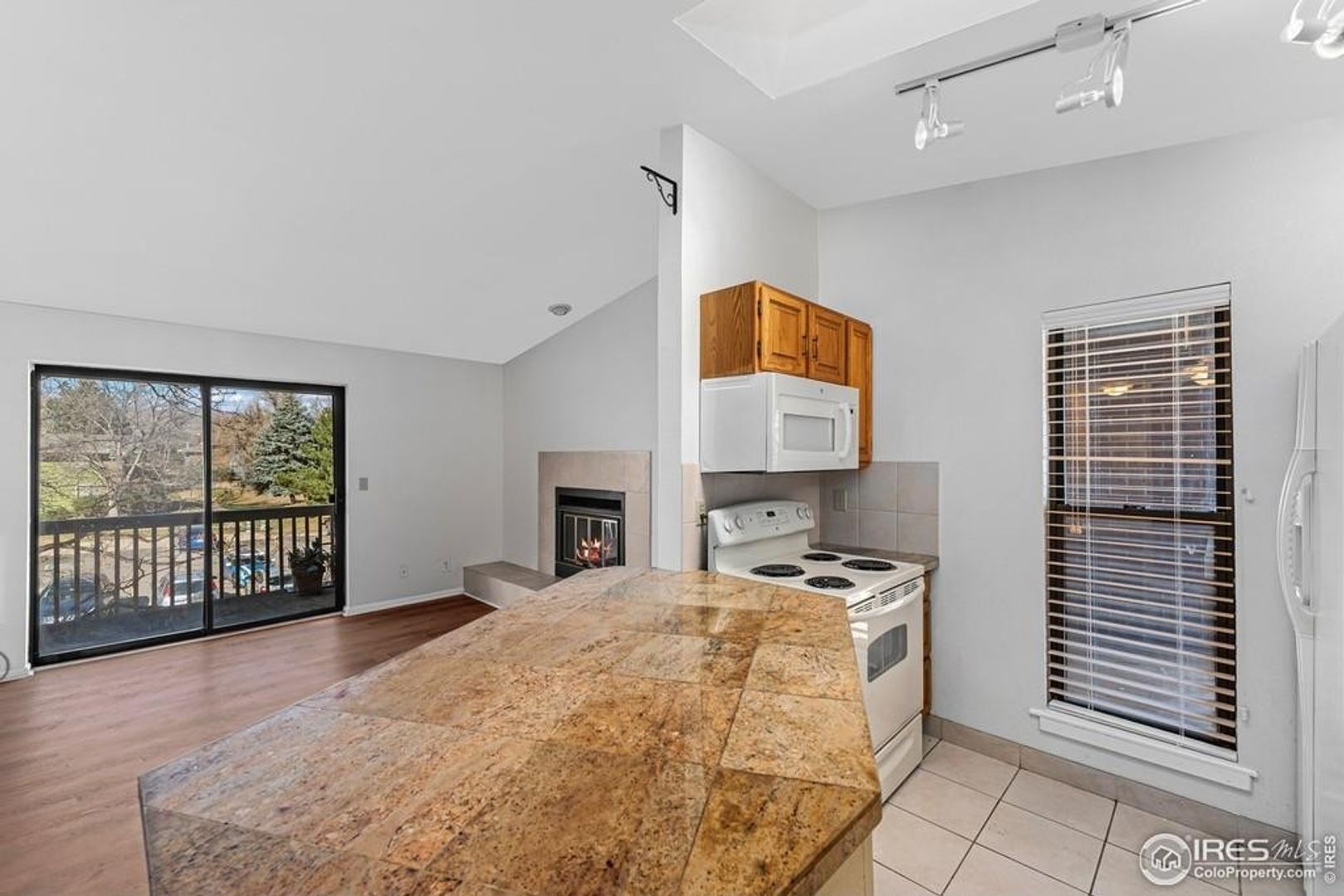 Top Floor 2bed/2bath Condo - Open Floor Pan/Great light! 