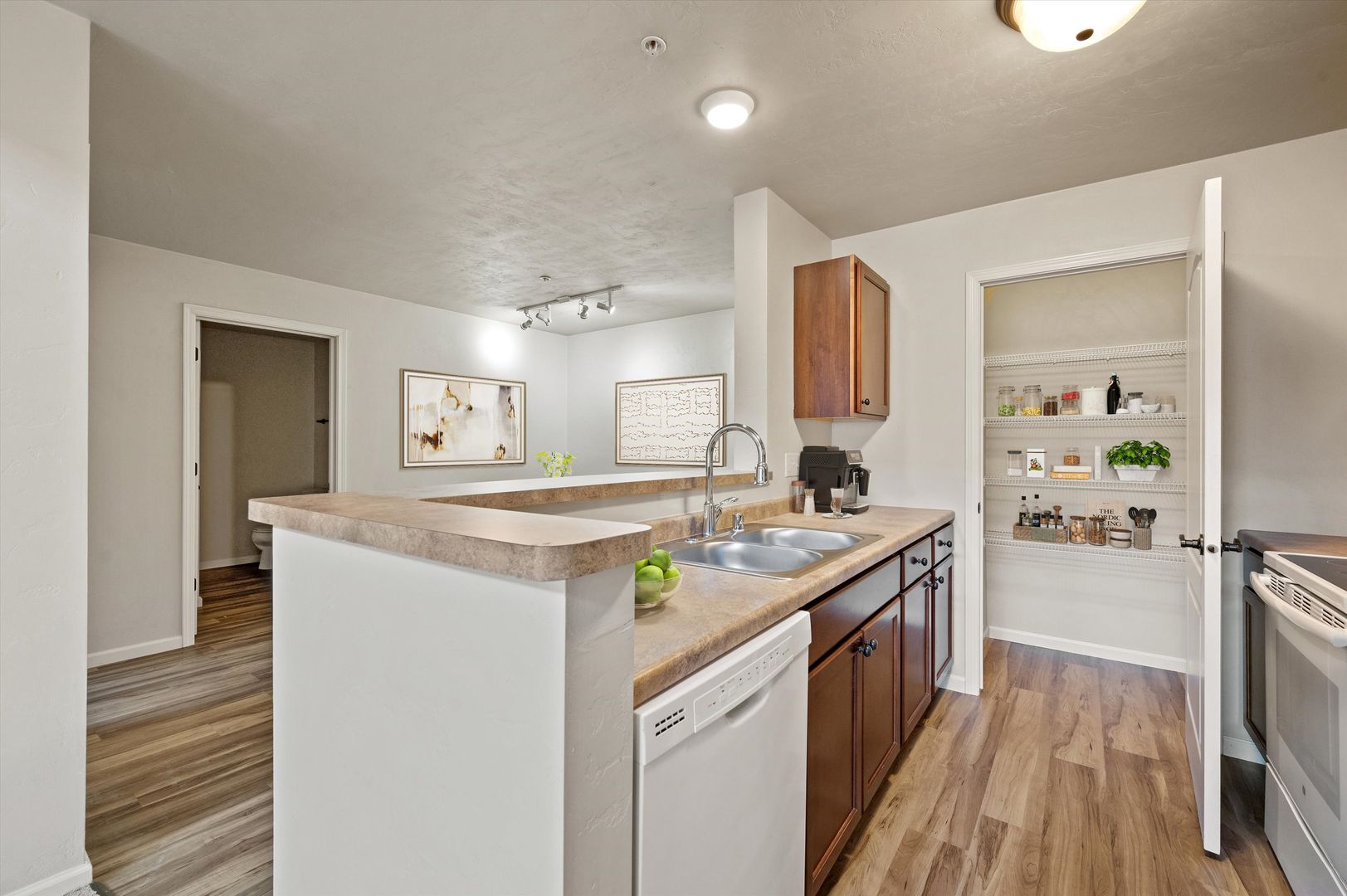 Waukesha Apartment: 1900-1916 E Broadway