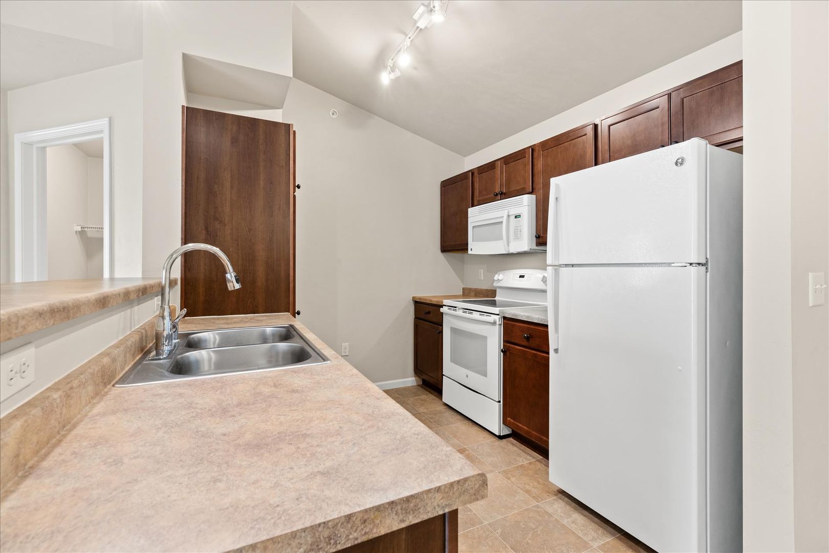 Waukesha Apartment: 1900-1916 E Broadway