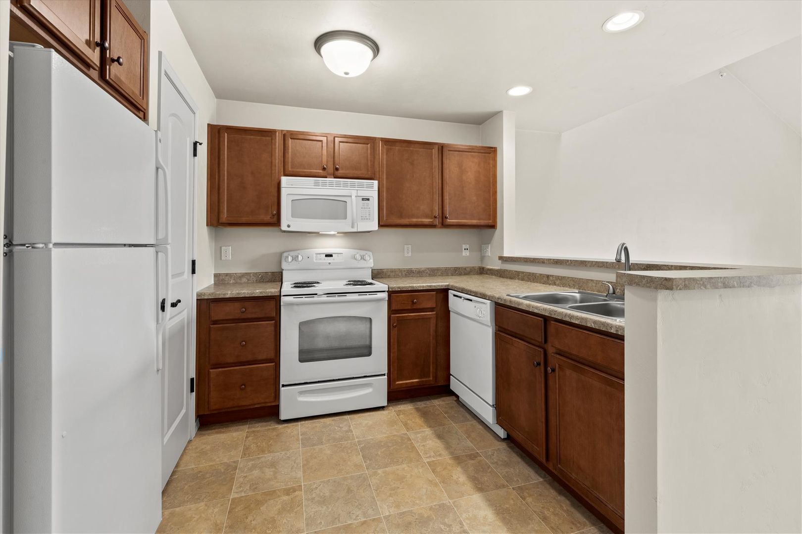 Pewaukee Apartment: N25W24200 - 333 River Park Dr